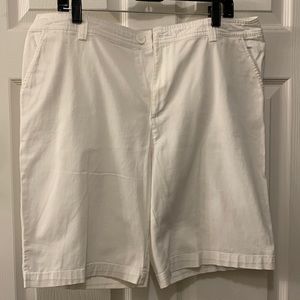 WHITE STAG WHITE BERMUDA SHORTS SZ 16 (never worn) 97% COTTON 3% SPANDEX POCKETS